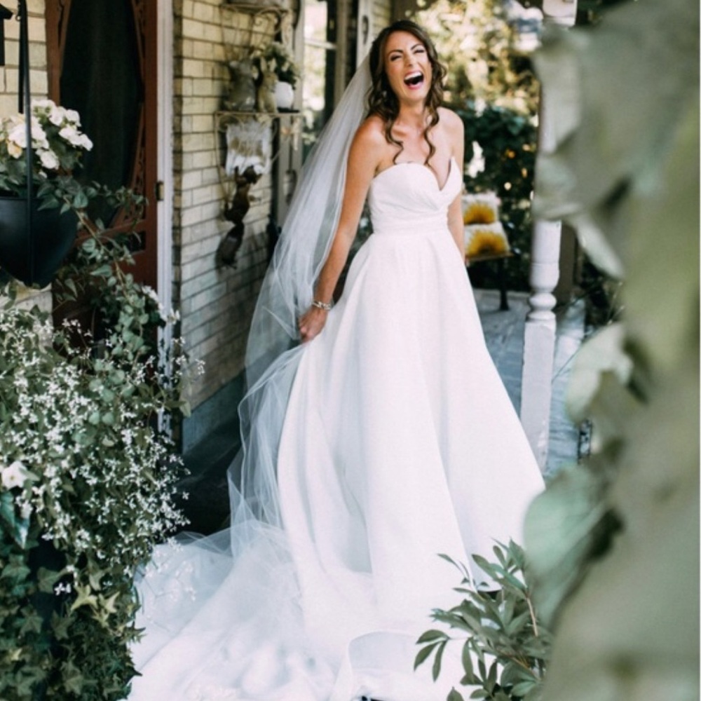 Elegant White Gown..Rita Vinieris (Kleinfeld) size 4 paid 3600$ selling for 500$ - Picture 4 of 4
